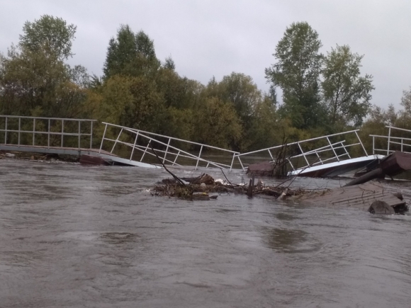 Долгожданный мост в селе на Урале смыло после открытия