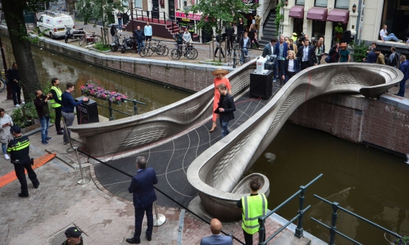 В Амстердаме открыли первый в мире изготовленный на 3D-принтере стальной мост