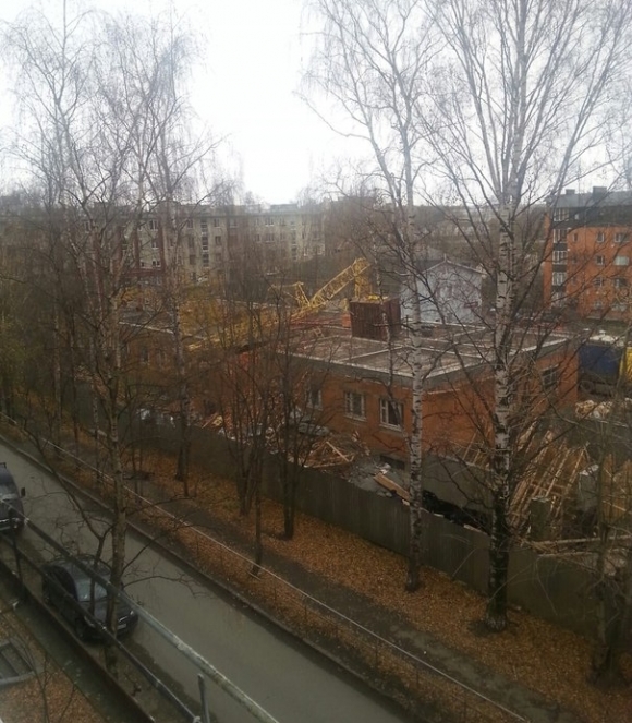 Четвертый за неделю: в Петрозаводске упал подъемный кран