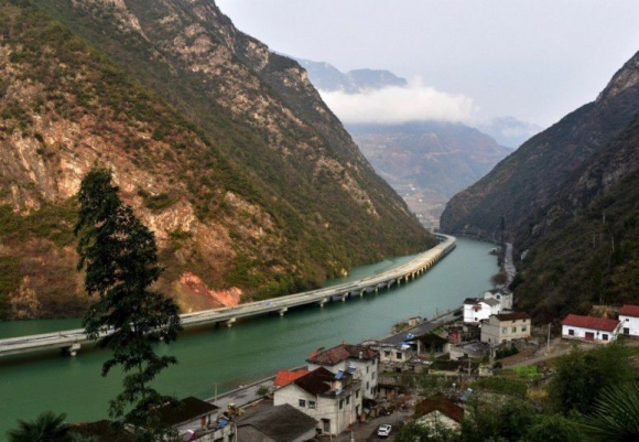 Китайцы воплотили  мечту  строителей – мост вдоль реки