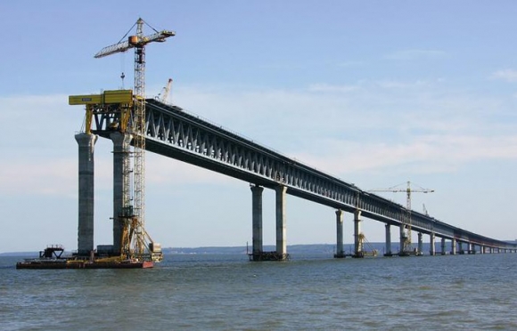 Плавучая опора для подъема арок Керченского моста доставлена на стройплощадку