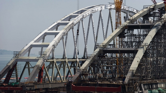 Начата установка арки Крымского моста