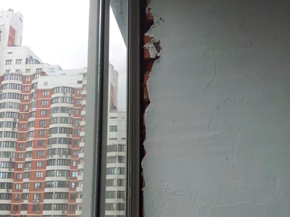 По программе реновации москвичей селят в бракованный дом с кривыми стенами
