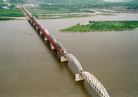 Соединены российская и китайская части ж/д моста через Амур