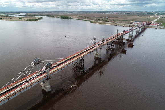 Сдана российская часть первого автомобильного моста, соединяющего Россию с Китаем