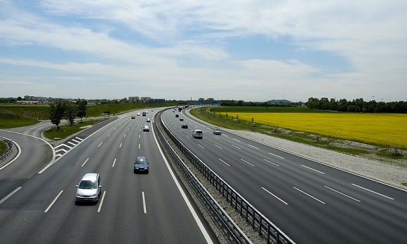 Более 80 тыс. км дорог отремонтировали в РФ за три года